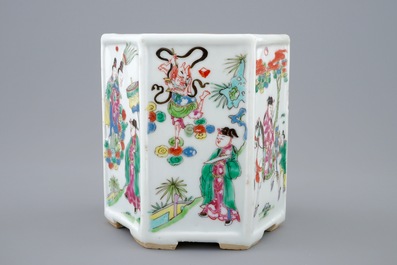 Un pot &agrave; pinceaux hexagonale en porcelaine de Chine famille rose, Yongzheng, 1723-1735