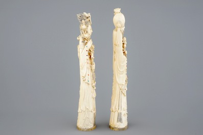 Een groot paar Chinese ivoren figuren met inlegwerk, 19e eeuw
