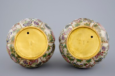 Een paar Chinese cloisonn&eacute; flesvormige vazen, 19e eeuw