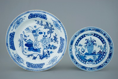 Un lot de 6 assiettes et plats en porcelaine de Chine bleu et blanc, 18/19&egrave;me