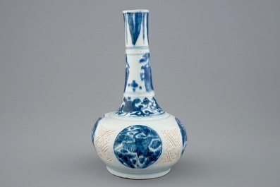 Een Chinese blauw-witte flesvormige vaas met kraanvogels, Wanli, 1573-1619