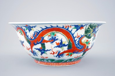 Un grand bol en porcelaine de Chine wucai aux dragons, 19&egrave;me