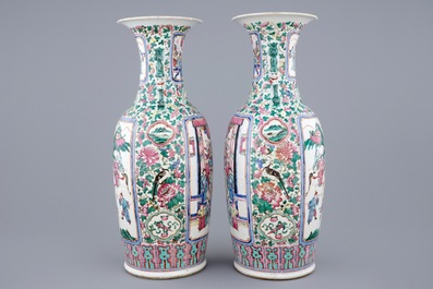 Een paar grote Chinese famille rose vazen, 19e eeuw