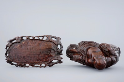 Een grote houten Boeddha op gestoken sokkel, China, 19e eeuw