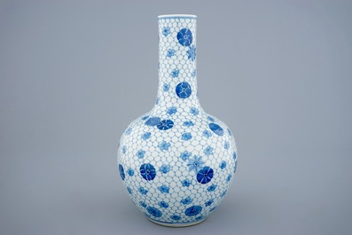 Un vase de forme bouteille tianqiuping en porcelaine de Chine bleu et blanc, 19&egrave;me