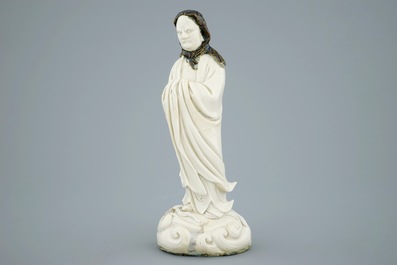 Un mod&egrave;le d'un Luohan au foulard noir en porcelaine blanc de Chine de Dehua, 19th C.