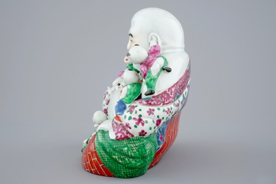 A large Chinese famille rose porcelain Buddha with laughing boys, 19/20th C.