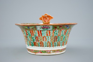 Un panier ajour&eacute; sur pr&eacute;sentoir en porcelaine de Chine de Canon, 19&egrave;me
