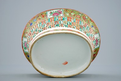 A Chinese Canton rose medallion pierced basket on stand, 19th C.