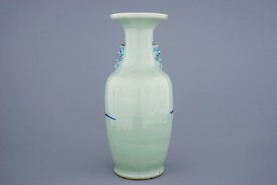 Un vase en porcelaine de Chine en bleu et blanc sur fond c&eacute;ladon aux personnages, 19&egrave;me