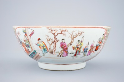 Een grote Chinese famille rose kom met mandarijns decor, Qianlong, 18e eeuw