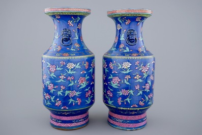 Une grande paire de vases en porcelaine de Chine famille rose sur fond bleu, 19&egrave;me