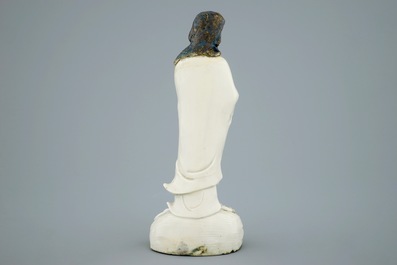 Un mod&egrave;le d'un Luohan au foulard noir en porcelaine blanc de Chine de Dehua, 19th C.