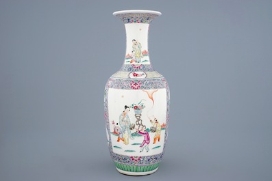 Een fijne Chinese famille rose vaas, 19e eeuw