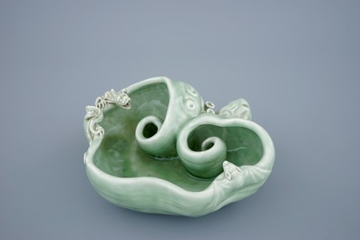 Een Chinese celadon penselenwasser in de vorm van een lingzhi paddestoel, 19e eeuw