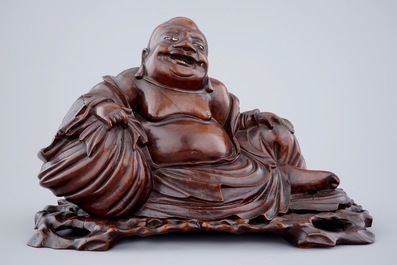 Un bouddha en bois sculpt&eacute; sur socle, Chine, 19&egrave;me