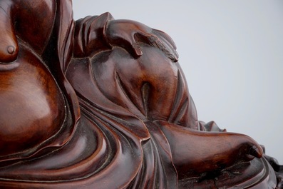 Un bouddha en bois sculpt&eacute; sur socle, Chine, 19&egrave;me