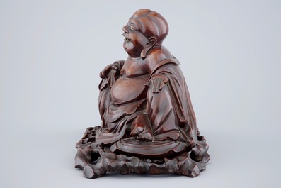 Un bouddha en bois sculpt&eacute; sur socle, Chine, 19&egrave;me