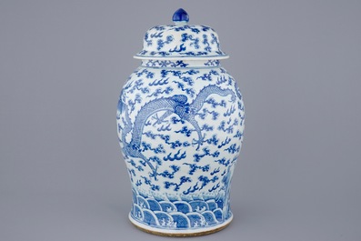 A large Chinese blue and white vase and cover with dragons, 19th C.
