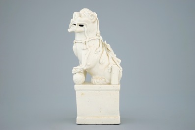 Een Chinese blanc de Chine Dehua figuur van een leeuw, Kangxi