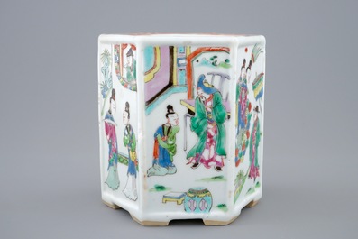 Un pot &agrave; pinceaux hexagonale en porcelaine de Chine famille rose, Yongzheng, 1723-1735