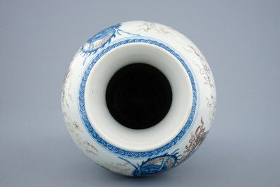 Un vase aux dragons en porcelaine de Chine bleu, blanc et rouge, Kangxi