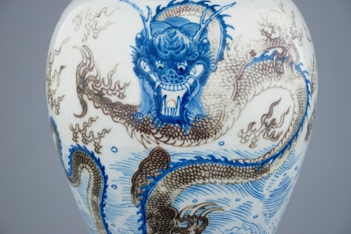 Een Chinese balustervaas met draken in blauw, wit en onderglazuur rood, Kangxi