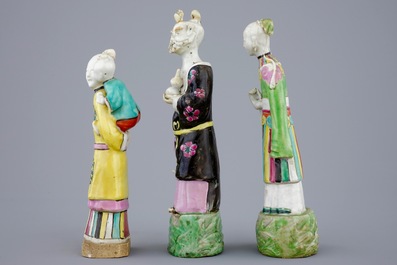Trois figures, un pot &agrave; gingembre et un bol &agrave; d&eacute;cor de lotus en porcelaine de Chine, 18/19&egrave;me