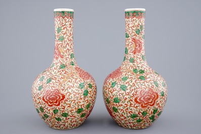 A pair of Chinese famille verte tianqiuping bottle shaped crackle vases, 19th C.