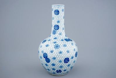 Un vase de forme bouteille tianqiuping en porcelaine de Chine bleu et blanc, 19&egrave;me