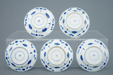 Een set van 5 Chinese blauw-witte diepe borden in kraak stijl, Kangxi