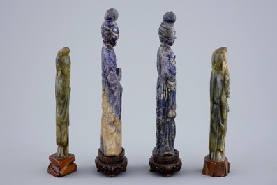 4 Chinese gesculpteerde Guanyin in lapis lazuli en donkergroene jade, 19/20e eeuw