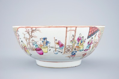 Un grand bol en porcelaine de Chine famille rose &agrave; d&eacute;cor mandarin, Qianlong, 18&egrave;me
