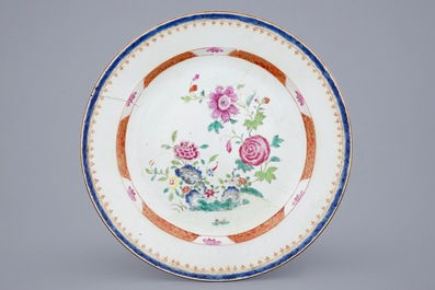Une terrine et son couvercle sur pr&eacute;sentoir en porcelaine de Chine famille rose export, Qianlong, 18&egrave;me