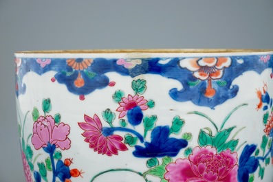 Een grote Chinese famille rose dekselkom, Qianlong, 18e eeuw