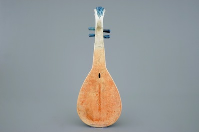 A blue and white Chinese porcelain model of a pipa lute, 19th C.