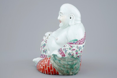 A large Chinese famille rose porcelain Buddha, 19/20th C.
