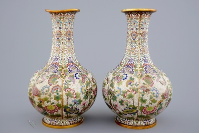 Een paar Chinese cloisonn&eacute; flesvormige vazen, 19e eeuw