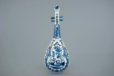 A blue and white Chinese porcelain model of a pipa lute, 19th C.