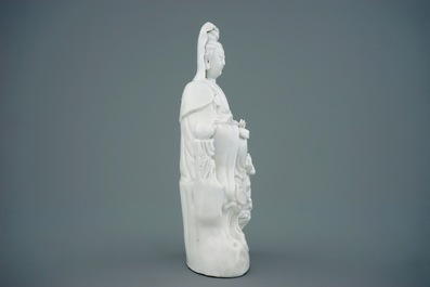 Een Chinese Dehua blanc de Chine figuur van Guanyin met kind, 18/19e eeuw