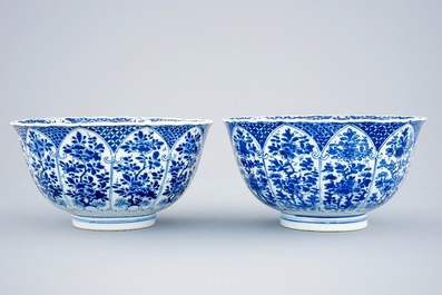 Een paar blauw-witte Chinese kommen met floraal decor, Kangxi
