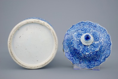 Un vase de forme tr&egrave;s rare en porcelaine de Chine bleu et blanc, Kangxi
