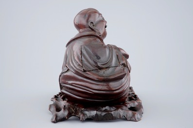 Un bouddha en bois sculpt&eacute; sur socle, Chine, 19&egrave;me