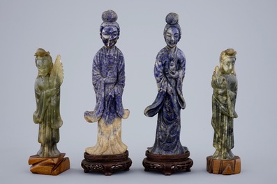 4 Chinese gesculpteerde Guanyin in lapis lazuli en donkergroene jade, 19/20e eeuw