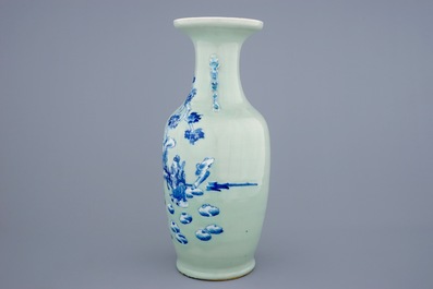 Un vase en porcelaine de Chine en bleu et blanc sur fond c&eacute;ladon aux personnages, 19&egrave;me