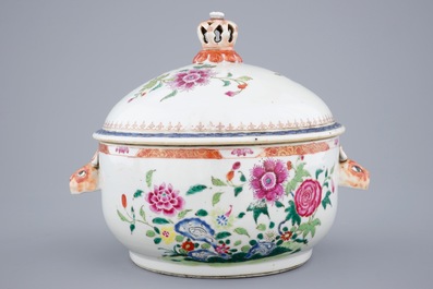 Une terrine et son couvercle sur pr&eacute;sentoir en porcelaine de Chine famille rose export, Qianlong, 18&egrave;me
