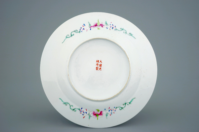 Deux bols et une assiette millefleurs en porcelaine de Chine famille rose, 19&egrave;me