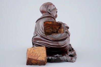 Un bouddha en bois sculpt&eacute; sur socle, Chine, 19&egrave;me