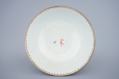 Un grand bol en porcelaine de Chine famille rose &agrave; d&eacute;cor mandarin, Qianlong, 18&egrave;me