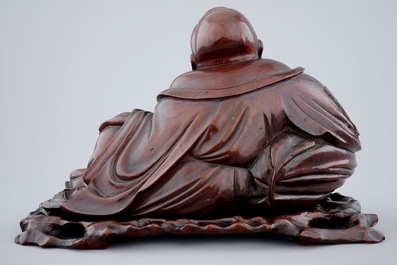 Un bouddha en bois sculpt&eacute; sur socle, Chine, 19&egrave;me